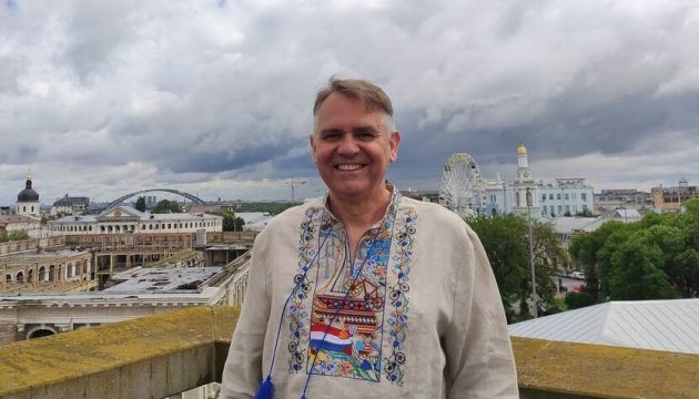 «Буду носити з гордістю»: посол Нідерландів вбрався у вишиванку, яку створила луцька компанія. ФОТО