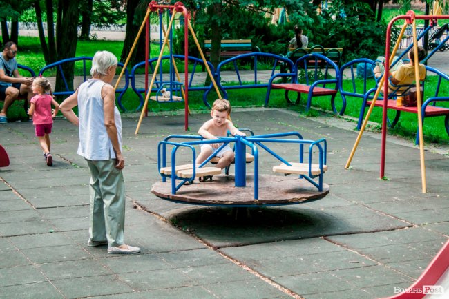 Усмішки малечі та бризки водограю: літній день у Луцьку. ФОТО