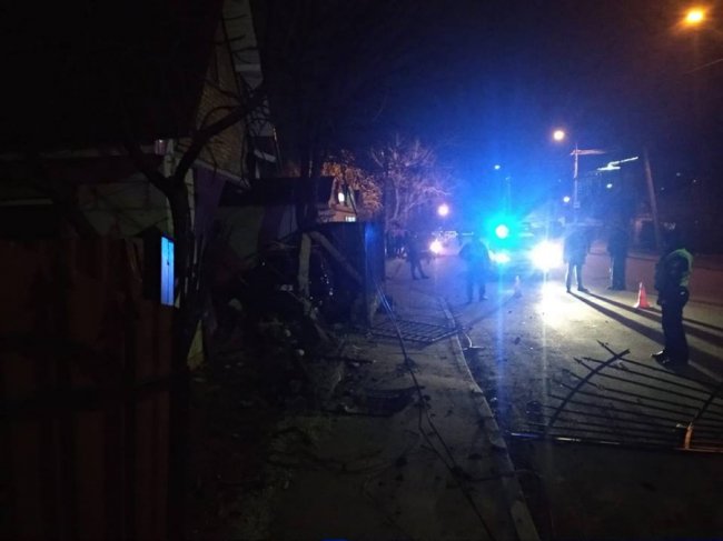 Зніс паркан, стовп і врізався в гараж: у Луцьку – жахлива аварія. ФОТО. ВІДЕО
