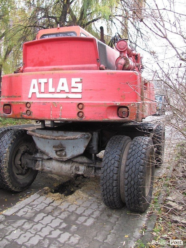 Комунальники зруйнували паркан у центрі Луцька. ФОТО