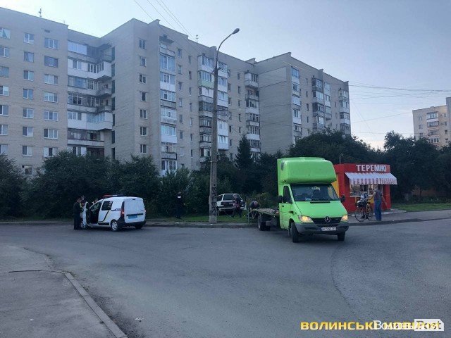 У Луцьку легковик злетів з дороги, зніс огорожу та загальмував у кущах. ФОТО