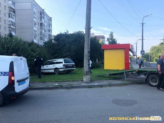 У Луцьку легковик злетів з дороги, зніс огорожу та загальмував у кущах. ФОТО