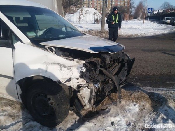 Розтрощені передки: у Луцьку зіткнулися легковик і фургон