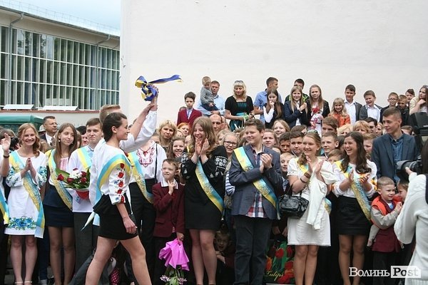 Останній дзвінок у луцькій школі №1. ФОТО