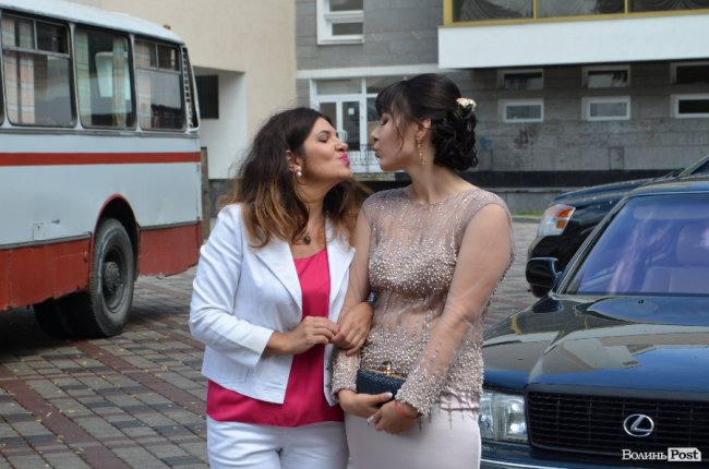 Елегантні сукні та маленькі клатчі: у що вбрались луцькі випускниці. ФОТО