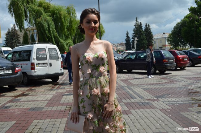 Елегантні сукні та маленькі клатчі: у що вбрались луцькі випускниці. ФОТО