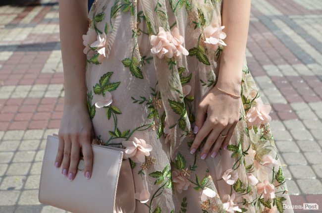 Елегантні сукні та маленькі клатчі: у що вбрались луцькі випускниці. ФОТО