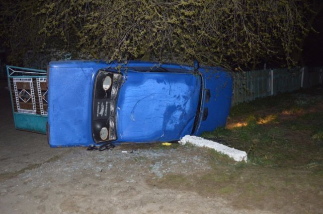 На Волині через п’яного водія авто злетіло з дороги й перекинулося