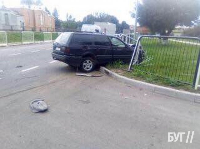 На Волині п'яний водій влетів у дві автівки і зніс огорожу