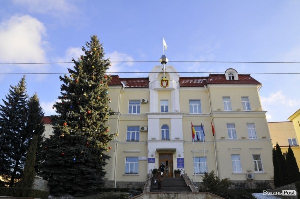 Новий Рік приходить: Луцькі ялинки прикрашають