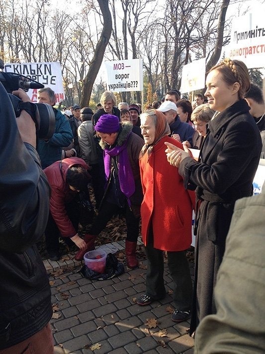 Міністерство Богатирьової закидали помідорами. ФОТО