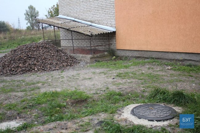 У Нововолинську роками затоплює підвал багатоповерхівки. ФОТО 