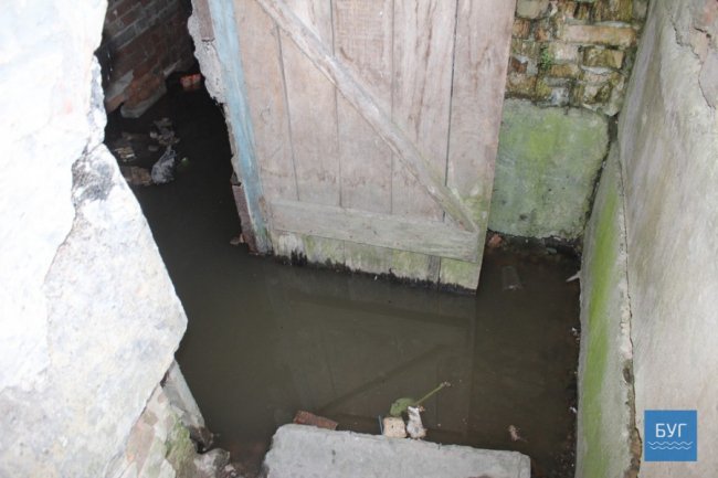 У Нововолинську роками затоплює підвал багатоповерхівки. ФОТО 