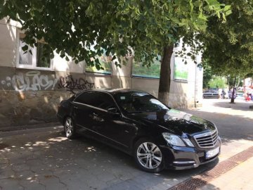 У Луцьку на центральній вулиці припаркувався «елітний» автохам. ФОТО