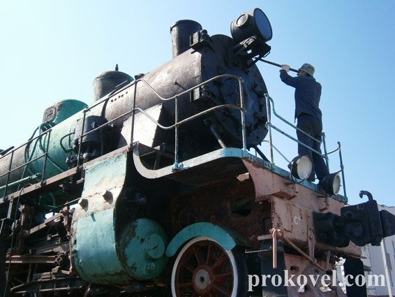У Ковелі ремонтують памʼятник паровозу. ФОТО