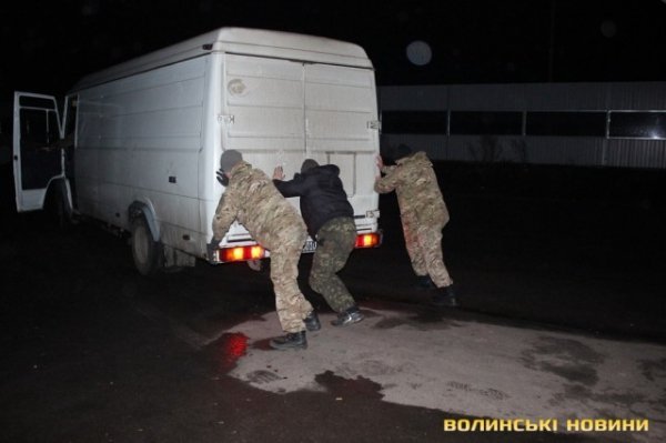 Попри численні аварії, волинські волонтери таки повезли подарунки бійцям. ФОТО