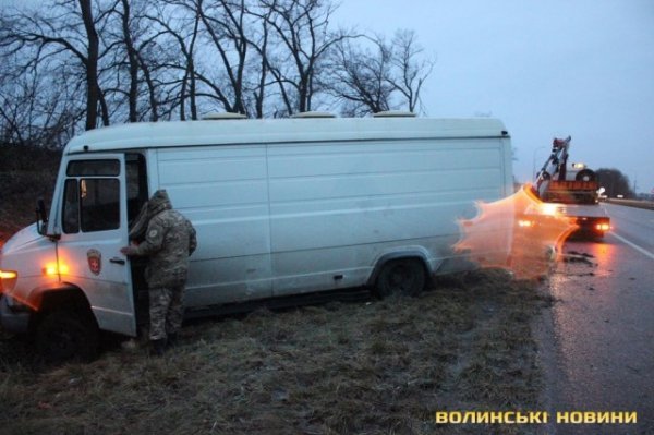 Попри численні аварії, волинські волонтери таки повезли подарунки бійцям. ФОТО