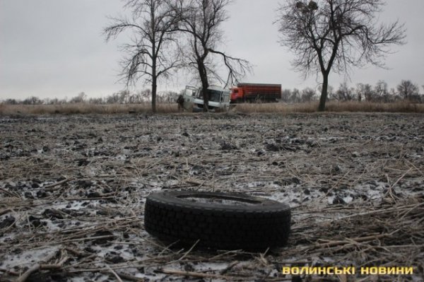 Попри численні аварії, волинські волонтери таки повезли подарунки бійцям. ФОТО