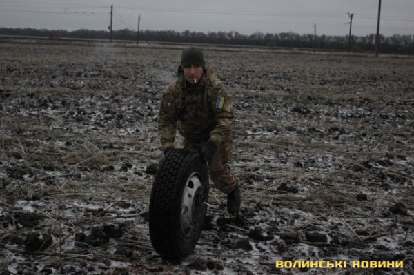 Попри численні аварії, волинські волонтери таки повезли подарунки бійцям. ФОТО