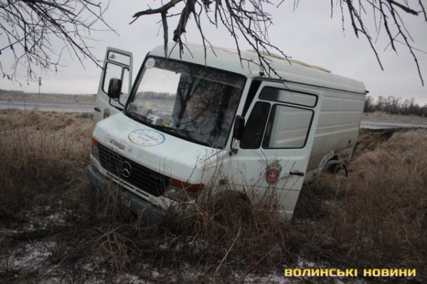 Попри численні аварії, волинські волонтери таки повезли подарунки бійцям. ФОТО