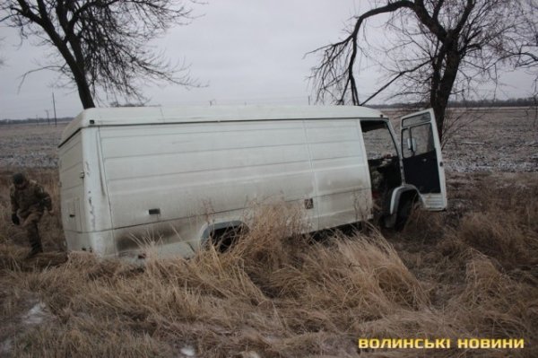 Попри численні аварії, волинські волонтери таки повезли подарунки бійцям. ФОТО