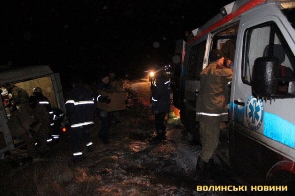 Попри численні аварії, волинські волонтери таки повезли подарунки бійцям. ФОТО