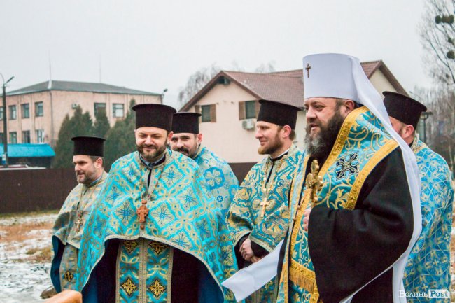 У Луцьку освятили хрест під будівництво дитячої церкви. ФОТО