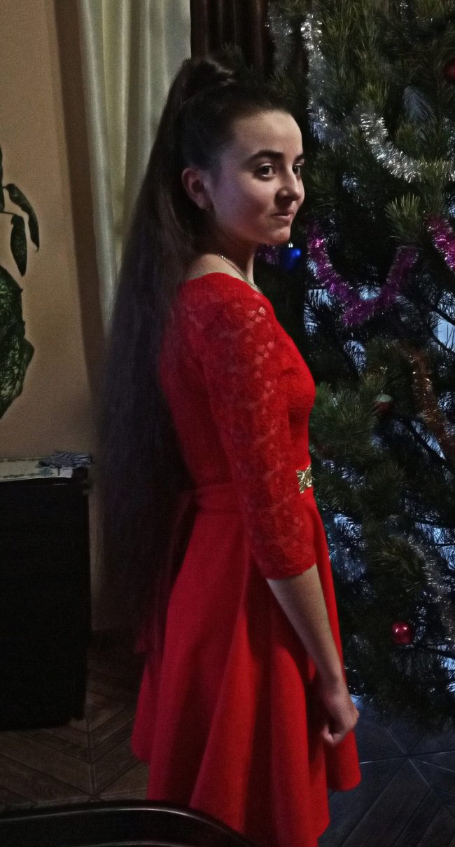 Школярка з Волині має косу довжиною понад метр. ФОТО