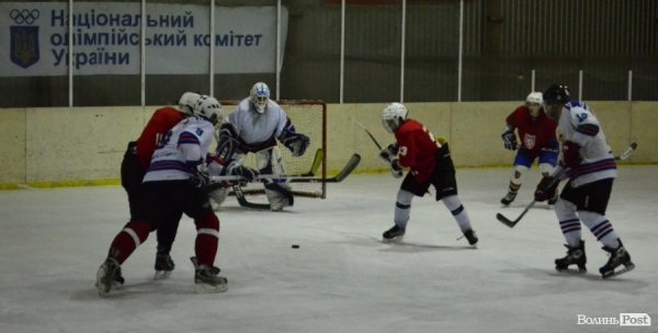 За підтримки УДАРу на Волині визначили кращих хокеїстів. ФОТО*