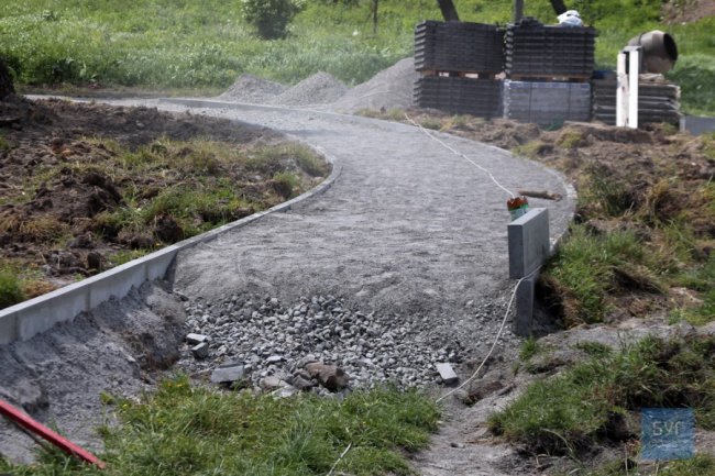 Дитячий майданчик та відеонагляд: у Володимирі облаштовують рекреаційну зону біля річки