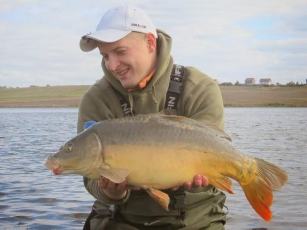 Лучани зловили 13-кілограмового коропа. ФОТО