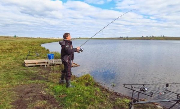 Лучани зловили 13-кілограмового коропа. ФОТО