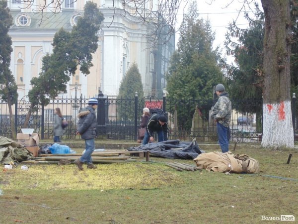 У Луцьку розбирають наметове містечко. ФОТО
