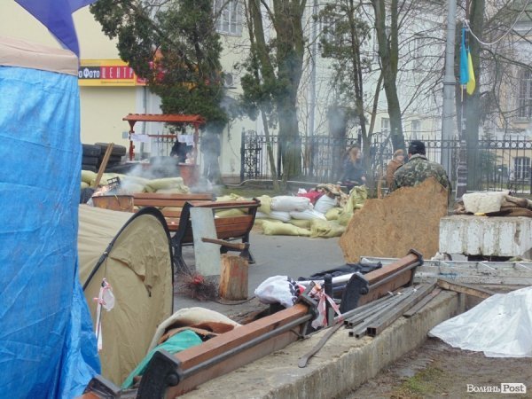 У Луцьку розбирають наметове містечко. ФОТО