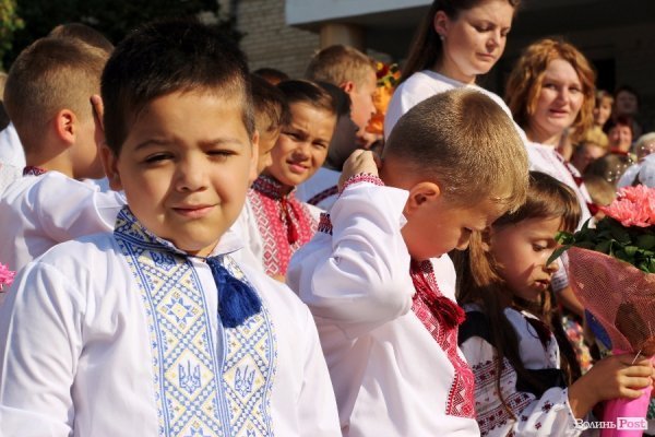 Перший дзвінок у луцькій школі пролунав із нотками суму. ФОТО