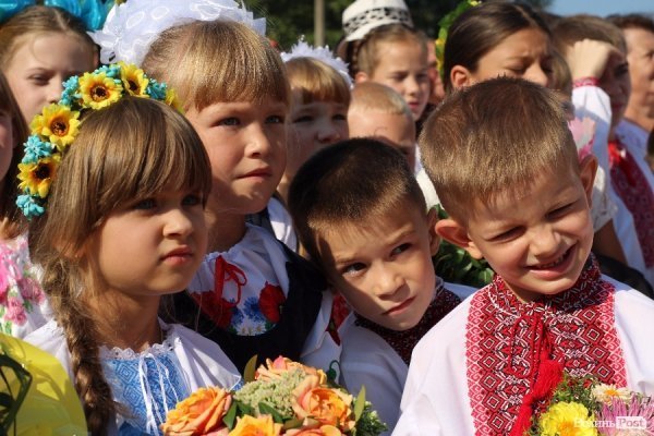 Перший дзвінок у луцькій школі пролунав із нотками суму. ФОТО