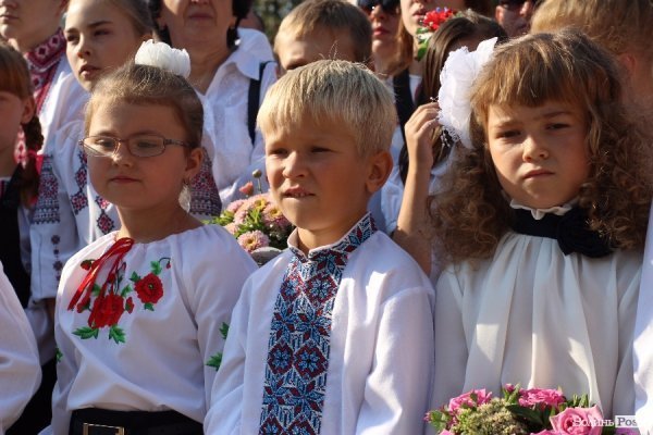 Перший дзвінок у луцькій школі пролунав із нотками суму. ФОТО
