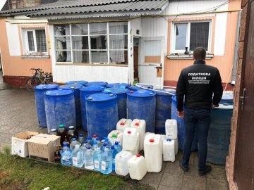 У квартирі лучанина знайшли понад 300 літрів сурогату