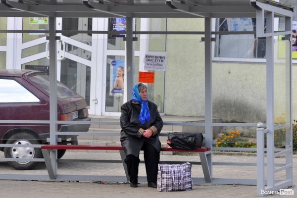 Люди на зупинках. БУДНІ МІСТА