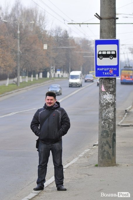 Люди на зупинках. БУДНІ МІСТА