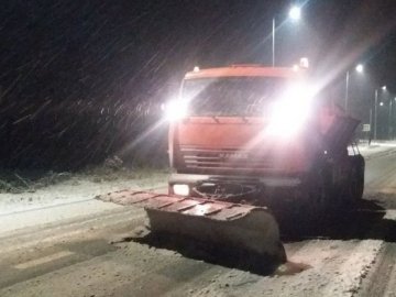На дорогах Волині вперше цього року працювала снігоочисна техніка