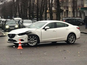 У центрі Луцька зіткнулися Mazda і ВАЗ. ФОТО