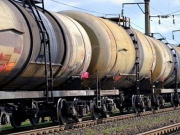 «Укрзалізниця» вивезла з обстріляної нафтобази Василькова 23 цистерни пального