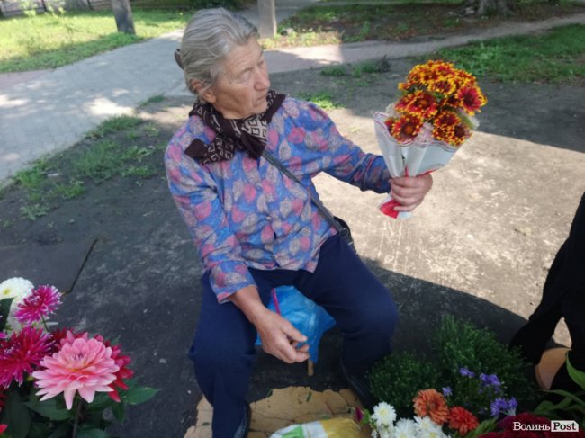 «Квітковий бум» на перший дзвоник: ціни в Луцьку. ФОТО