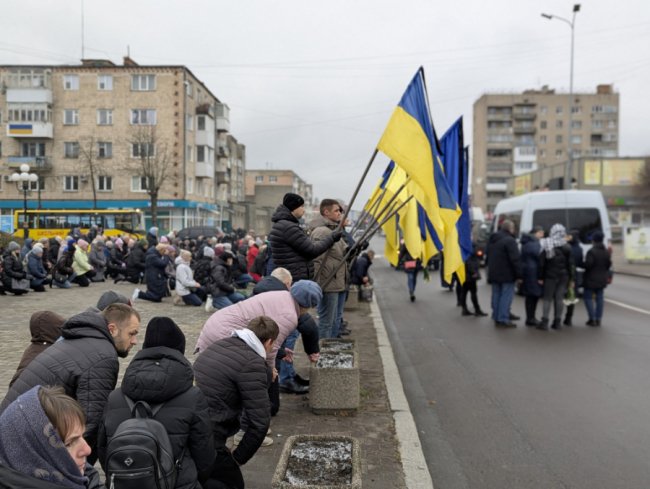 У Ковелі попрощалися із Героєм Ростиславом Кривчуком: спільний біль втрати знову зібрав людей у центрі міста