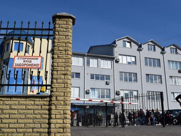 Біля Генконсульства Польщі у Луцьку – довгі черги: чи дотримуються люди правил карантину