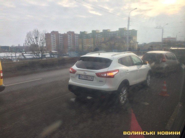 У Луцьку – аварія на мосту: зіткнулося три авто. ФОТО