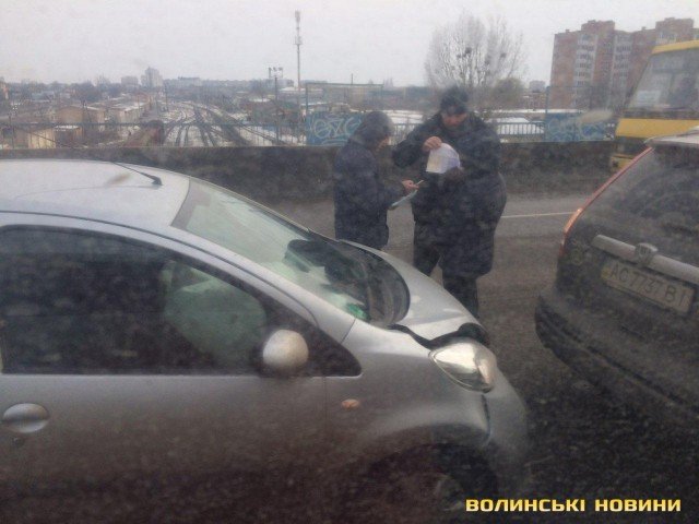 У Луцьку – аварія на мосту: зіткнулося три авто. ФОТО