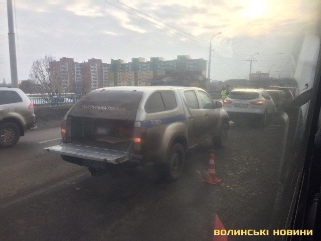 У Луцьку – аварія на мосту: зіткнулося три авто. ФОТО