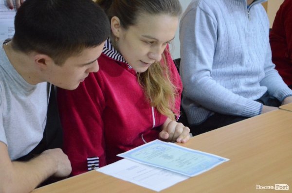 У Луцьку батькам діток, які народилися в 2016 році, вручили свідоцтва. ФОТО